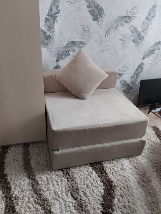 Диванчик взрослый в отличном состоянии 60000