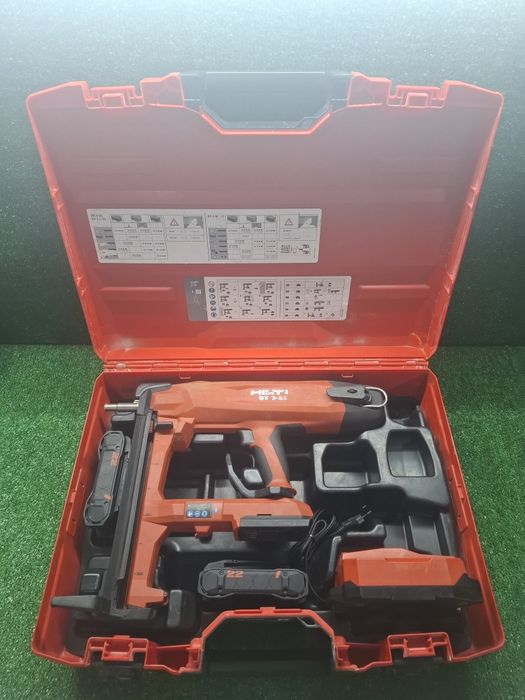 Пистолет на Hilti BX 3-22 за директен монтаж с 2 батерии по 4 ампера