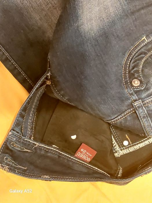 Fustă de blugi scurtă.