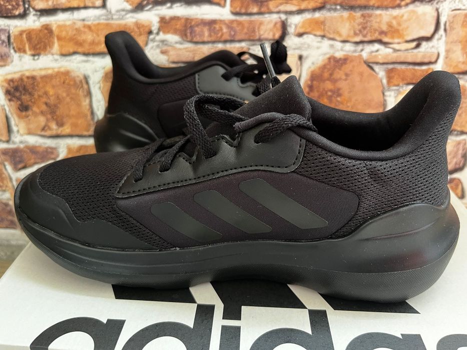 Adidași unisex cu eticheta