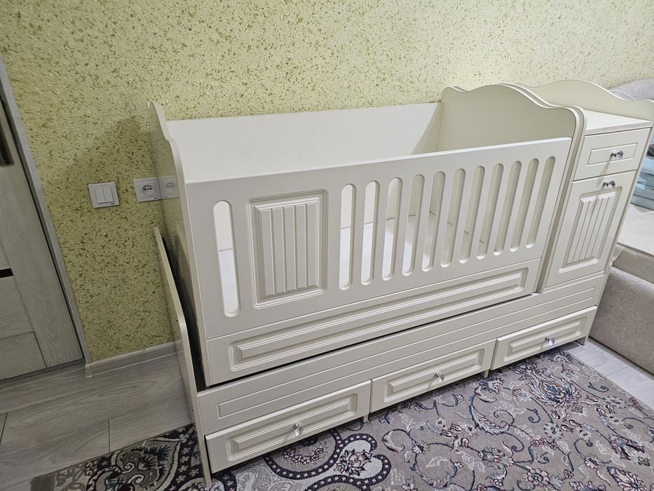 Срочно продаю детс.кроватку с качалкой и тумбочкой совершенно новый