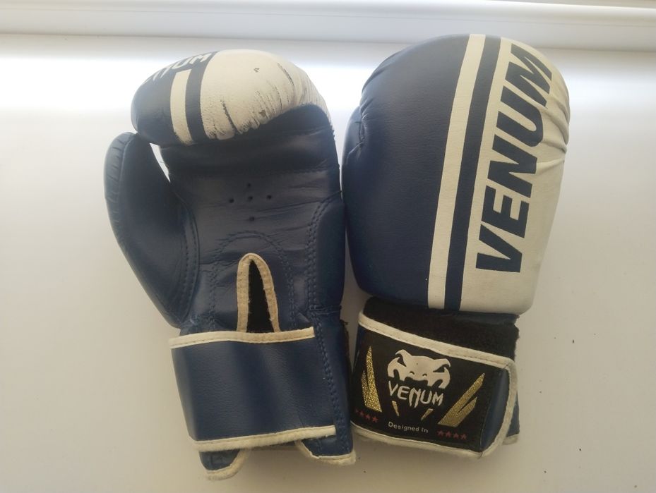 Продам, Боксерские перчатки Веном синиго цвета