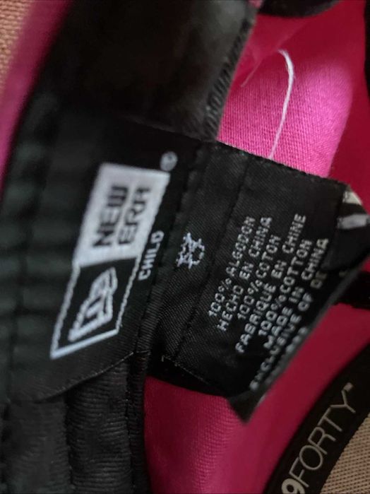 Оригинална детска шапка New Era 9Forty в ярък фуксия цвят с бяло лого