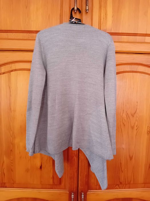 Сива жилетка без закопчаване