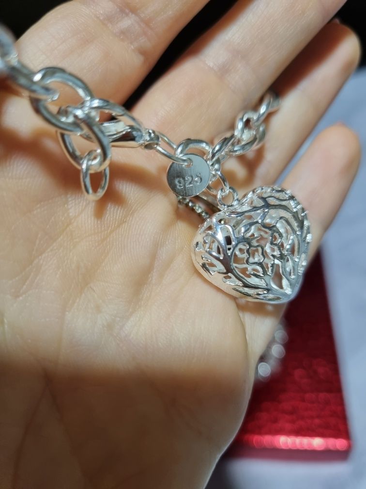 Сребърно колие и сърце