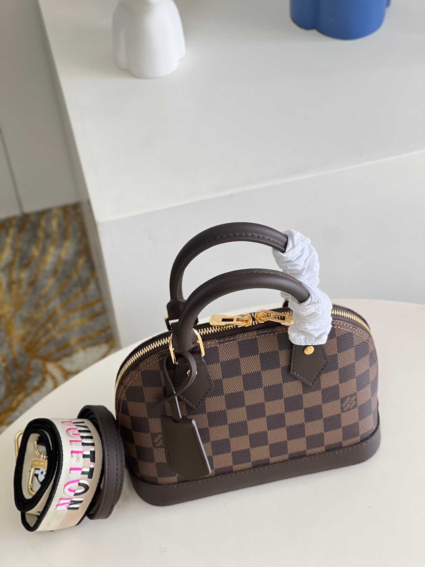 Geanta Louis Vuitton Alma, 23 cm, tip Premium