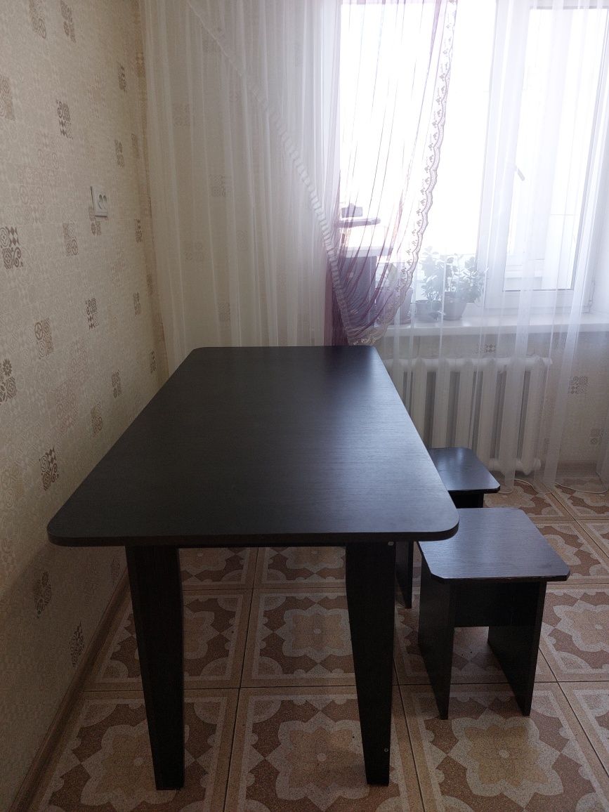 Продам кухонный стол.