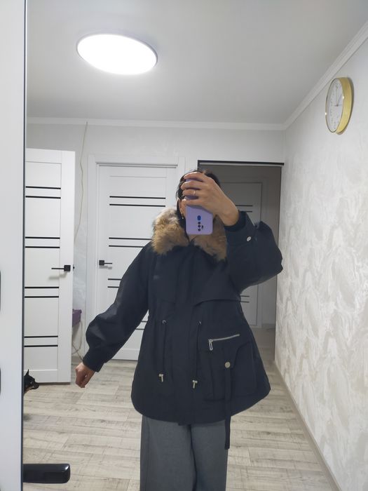 Продам парку с мехом на капюшоне