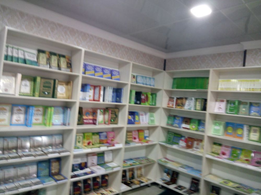 Продаются шкафы и стелажи