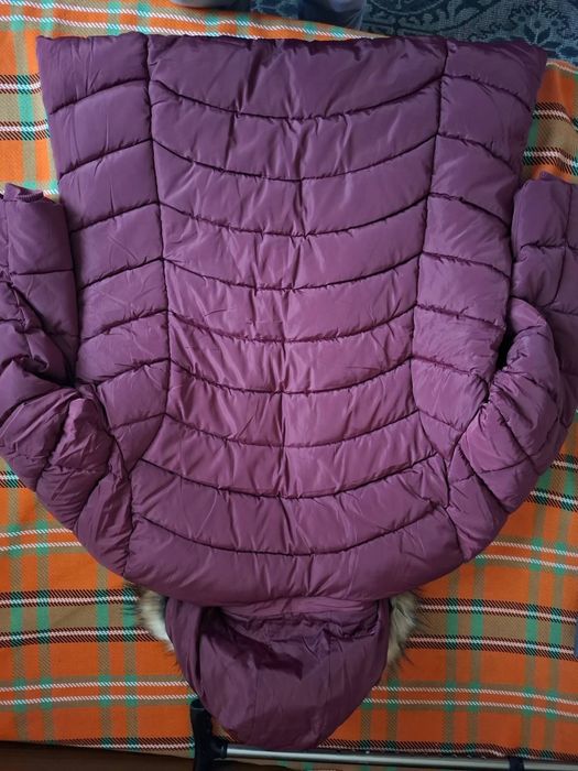 Продавам дамско дълго зимно яке бордо с пух на качулката, размер 5XL.