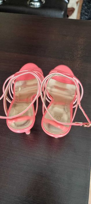 Sandale de dama roz purtate foarte putin Marimea 37