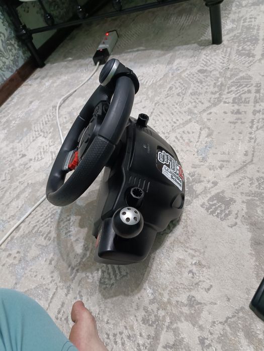 Продается игравой руль Logitech Drivingg Force GT