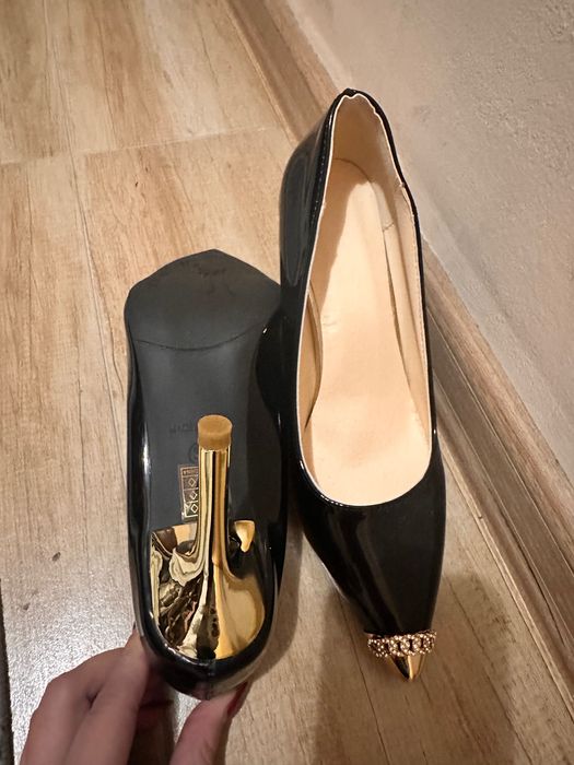 Чисто нови обувки с ток