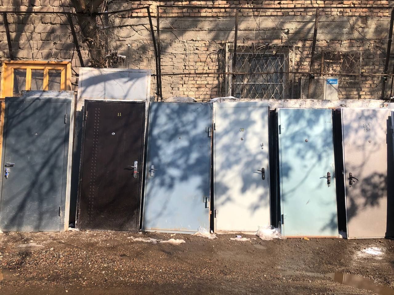 Temir eshiklar kanteir va voxtinchalik uchun