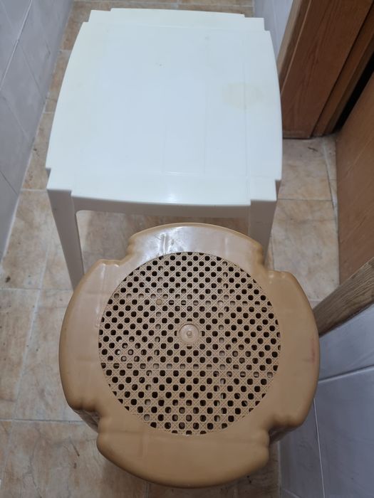 Пластмасови стол с облегалка - 1бр., масичка ниска, 3бр.табуретки