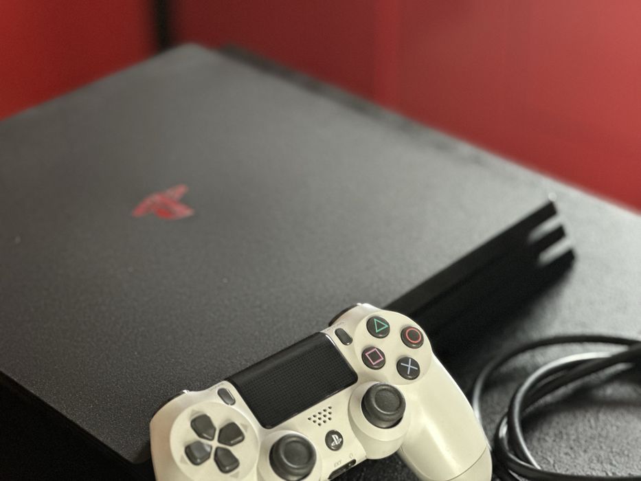 PlayStation 4 PRO 1TB + JoyStick + 3 Игри + Кабели