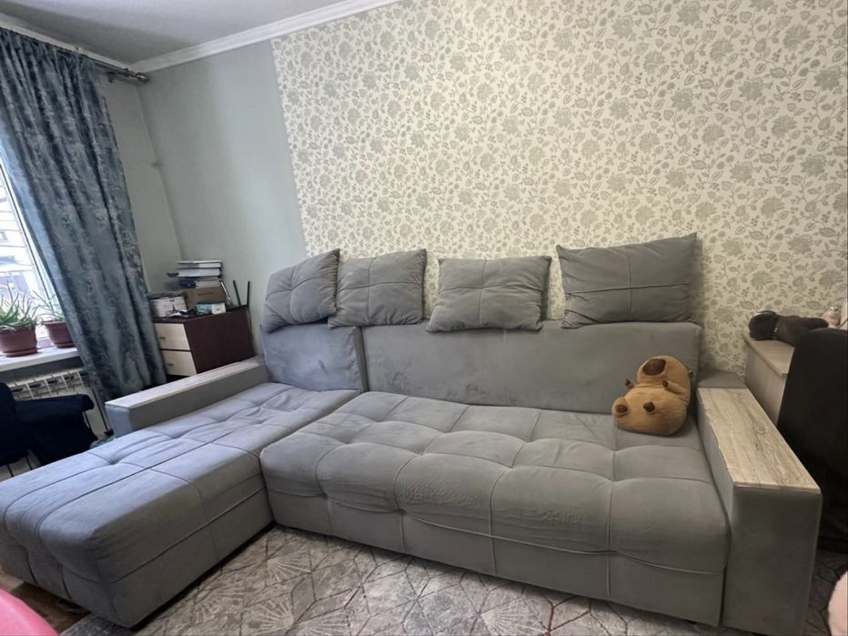 Серый, кофмортный диван- кровать подойдет для гостиной или комнаты