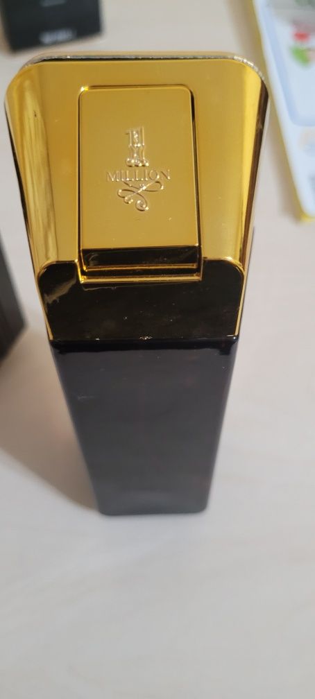 Vând parfum boss și million