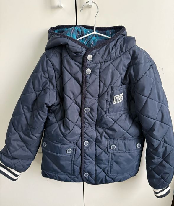 Продам две куртки на весну, на рост 122-128 см.