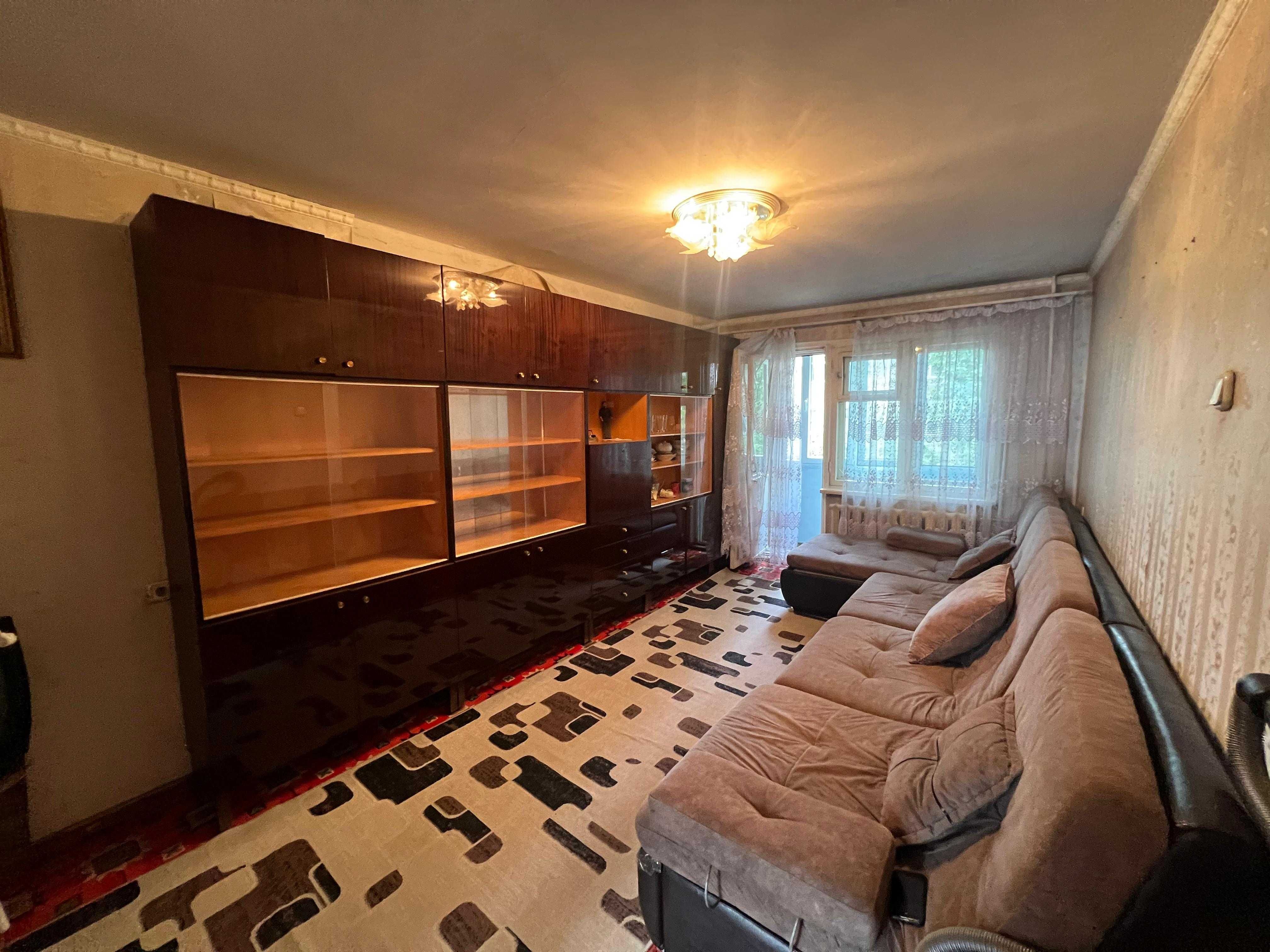 Продаю 2-комн. Абдирова, распашонка, не угловая, 3 этаж, зол.квадрат