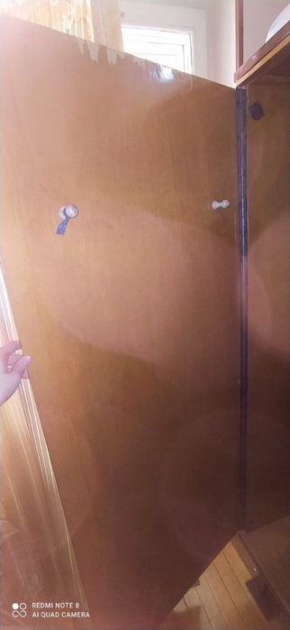 Kiyimlar uchun shkaf