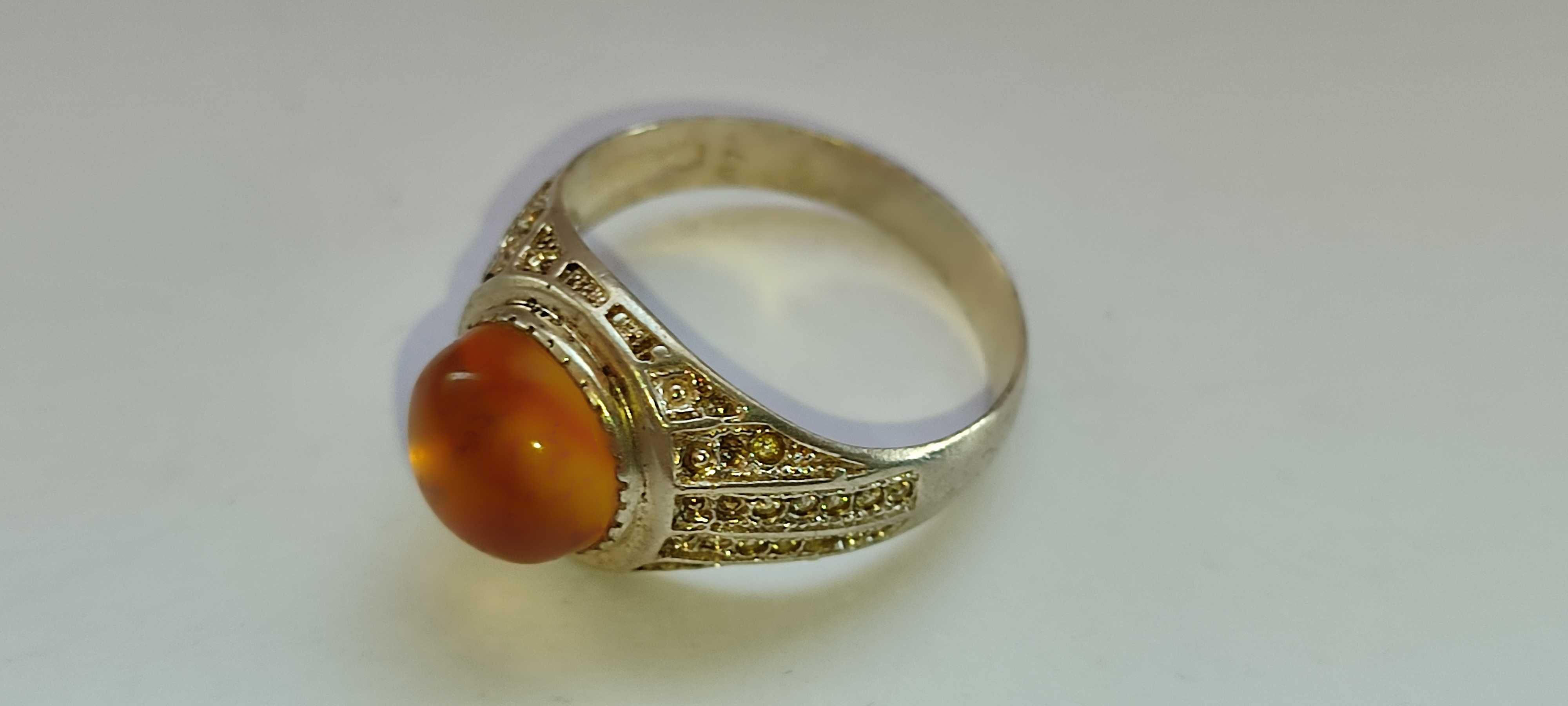 Серебряное новое кольцо с камнем ЯНТАРЬ