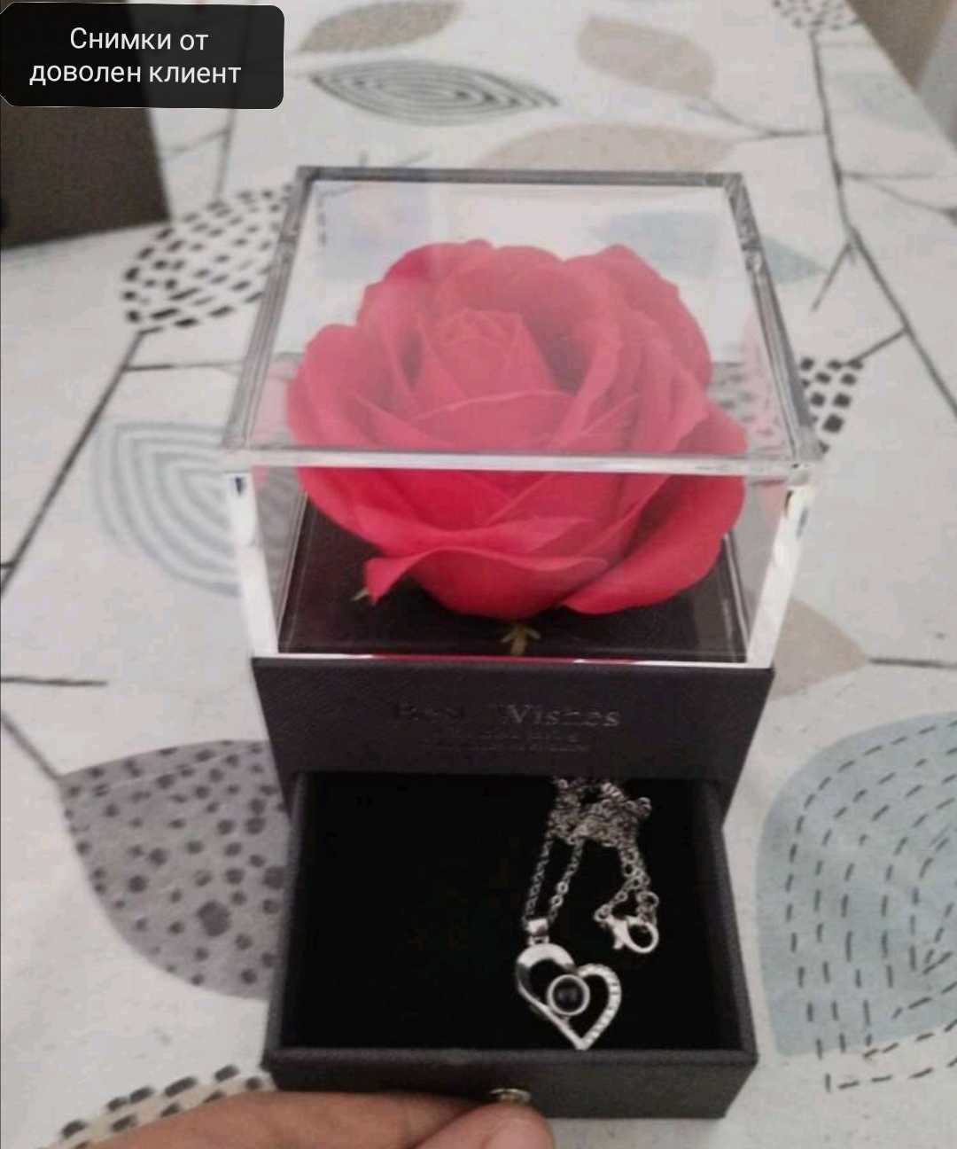 Луксозна кутия с вечна роза и колие  прожектиращо обичам те за подарък