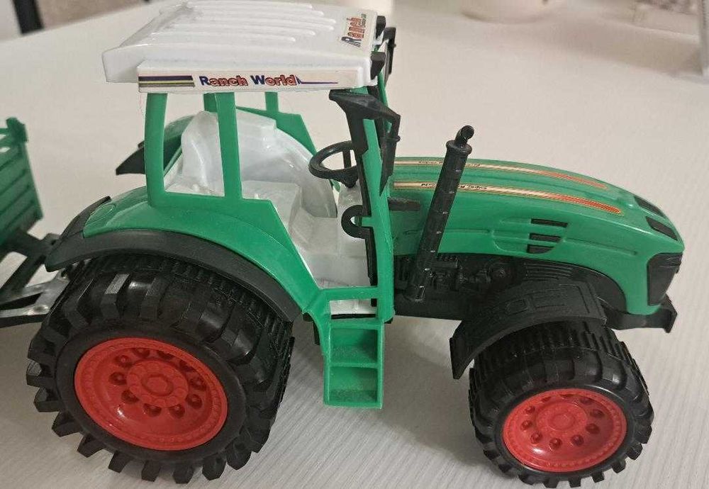 NOU - Tractor cu remorcă și doua animalute dimensiuni destul de mari