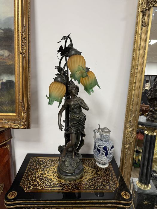 Lampa din polirasina cu 3 abajururi