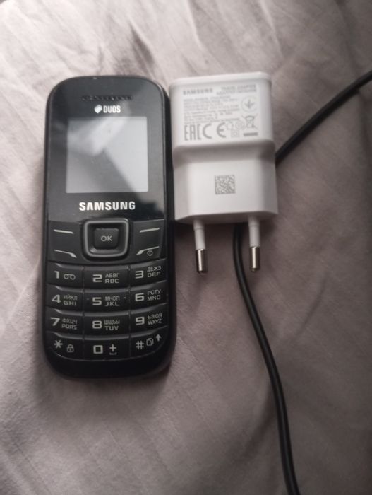 Отдам бесплатно старый простой телефон