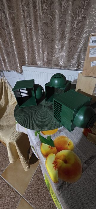 Cuiburi din plastic pentru păsări exotice