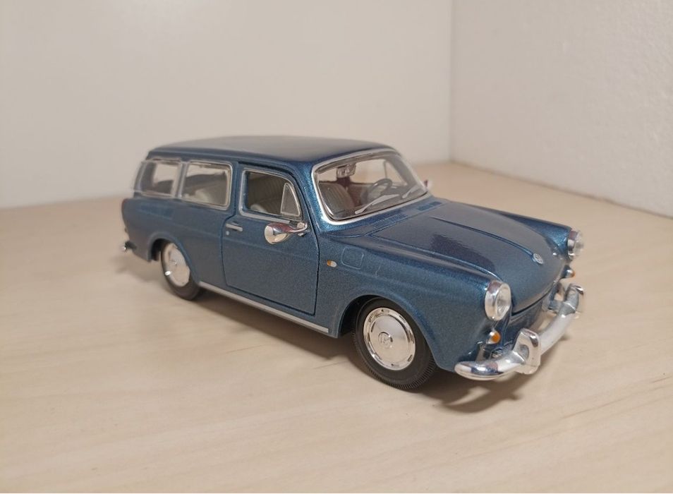 Volkswagen 1600
Scara 1:24
Produs maisto 
Material metal+plastic

Poze