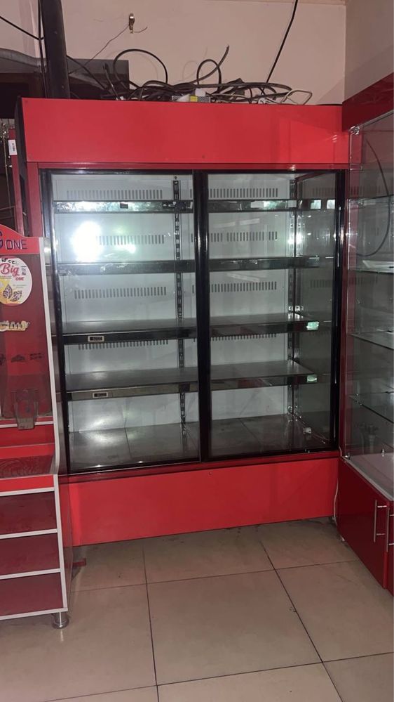 СрПродаёся витринный холодильник в новом состояние пользовались месяц
