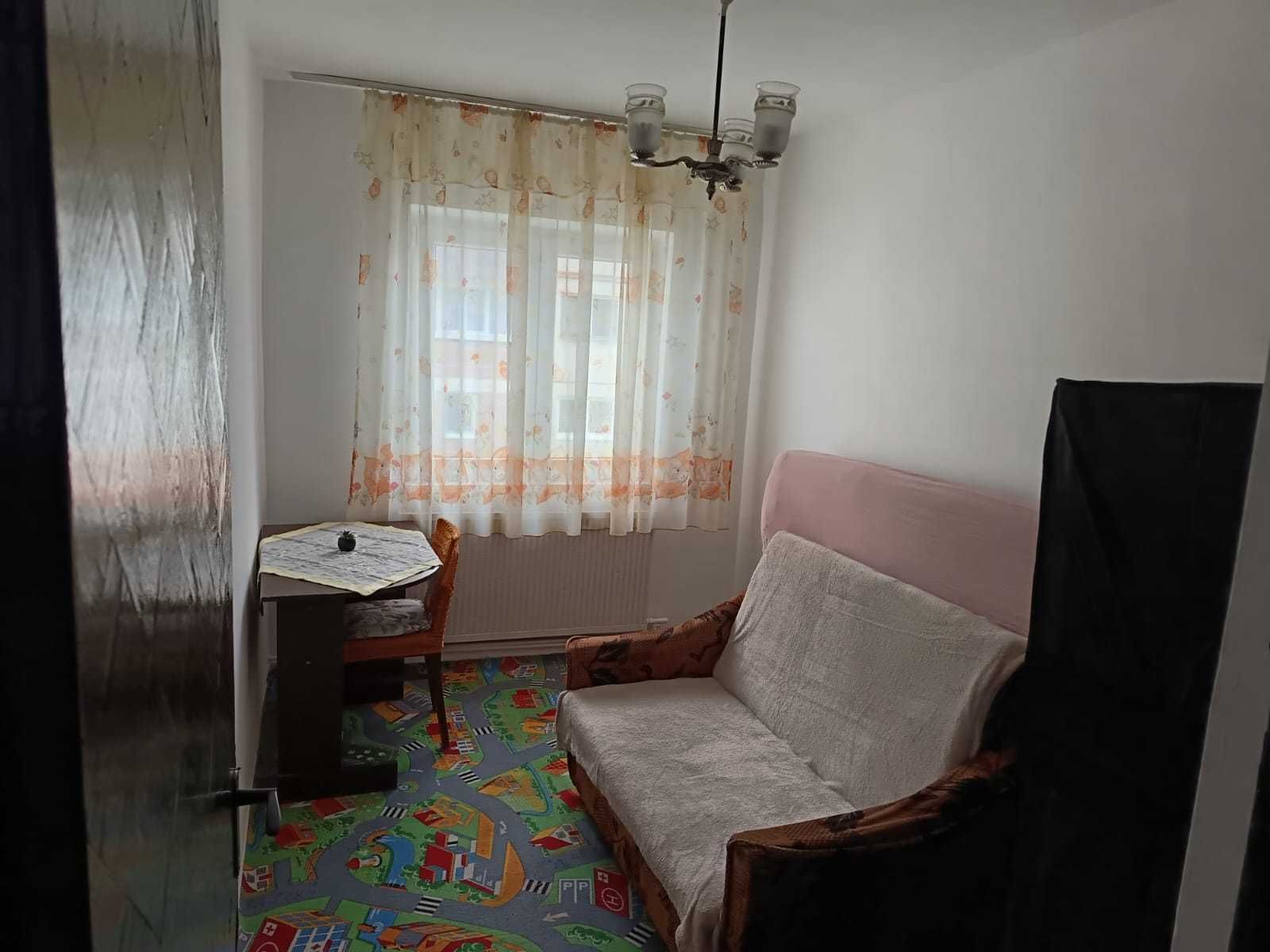 Închiriez apartament