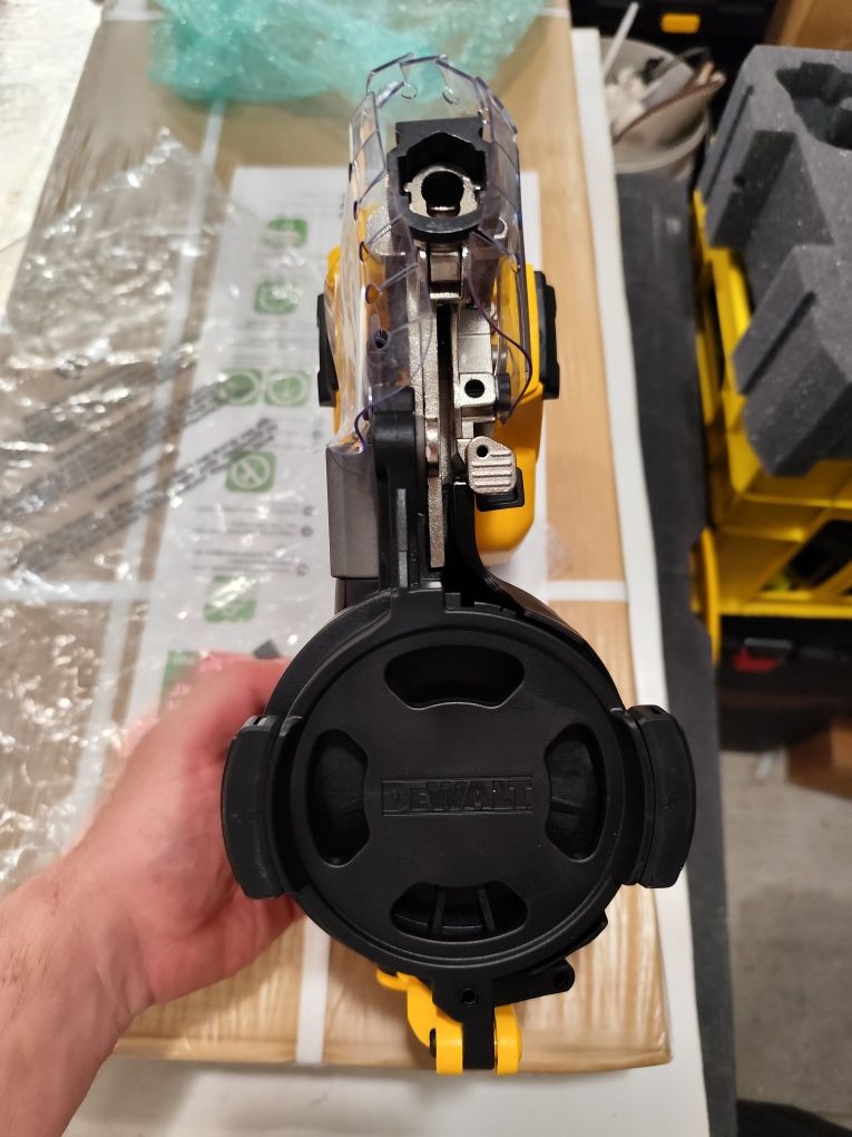 Акумулаторен такер - пистолет за битумни керемиди Девалт DeWALT DCN45R