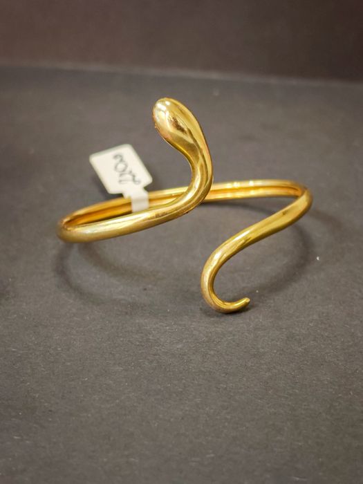 Различни видове гривни