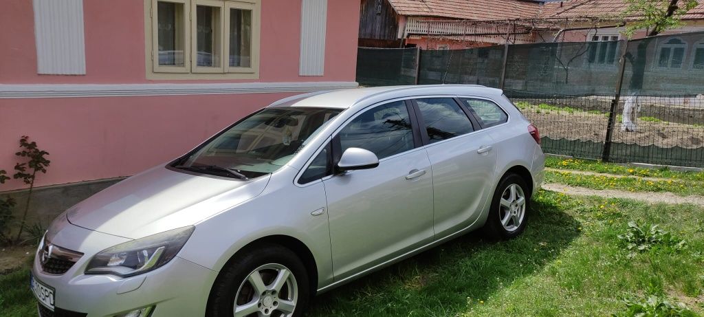 Opel Astra J, sport turier