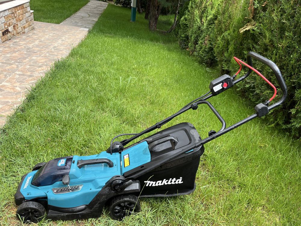 Makita Акумулаторна косачка DLM330Z, 18 V, 330 мм, 270 м² Solo