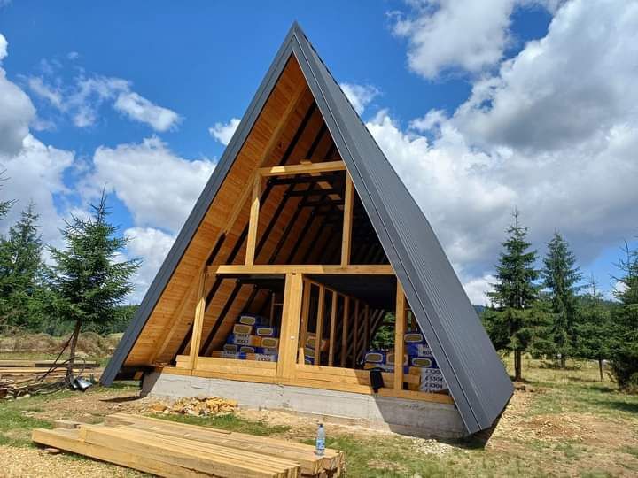 Cabane de lemn cu două dormitoare baie bucătărie