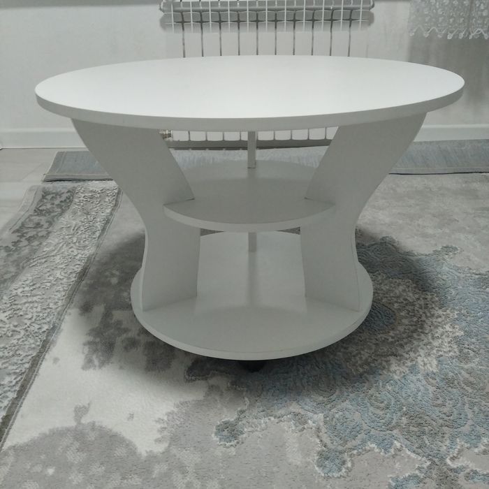 Продам новый столик на колесах.