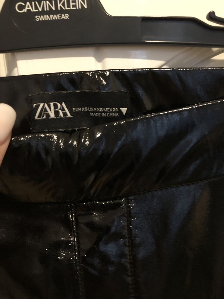 Pantaloni Zara femei, (latex) marimea xs