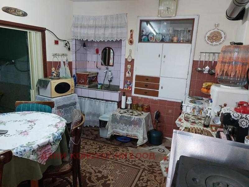 Две къщи в един двор в с. Димча