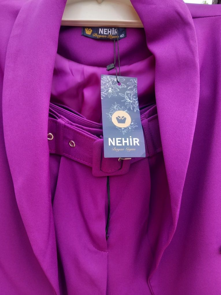 Vând costum dama nou magenta mov