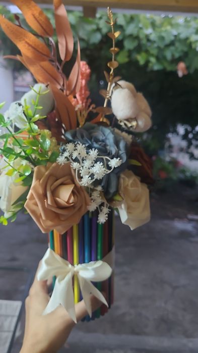 Aranjamente florale din flori și ciocolată