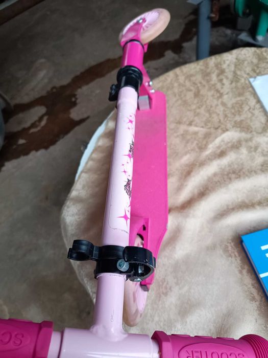 Trotineta roz în stare buna