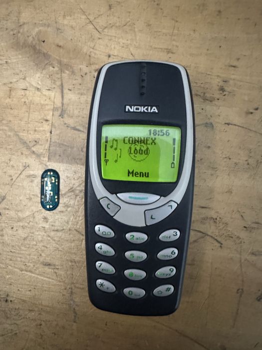 Nokia 3310 de culoare albastru inchis