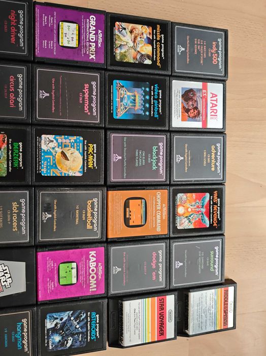 Atari 2600 с много игри и аксесоари