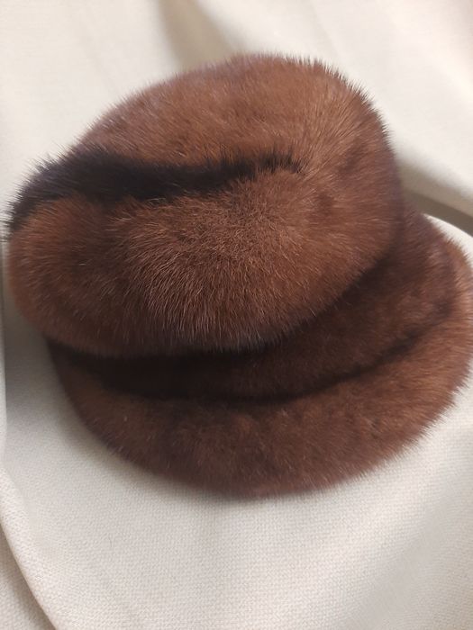 Продам недорого теплую норковую женскую шапку б/у в хорошем состоянии