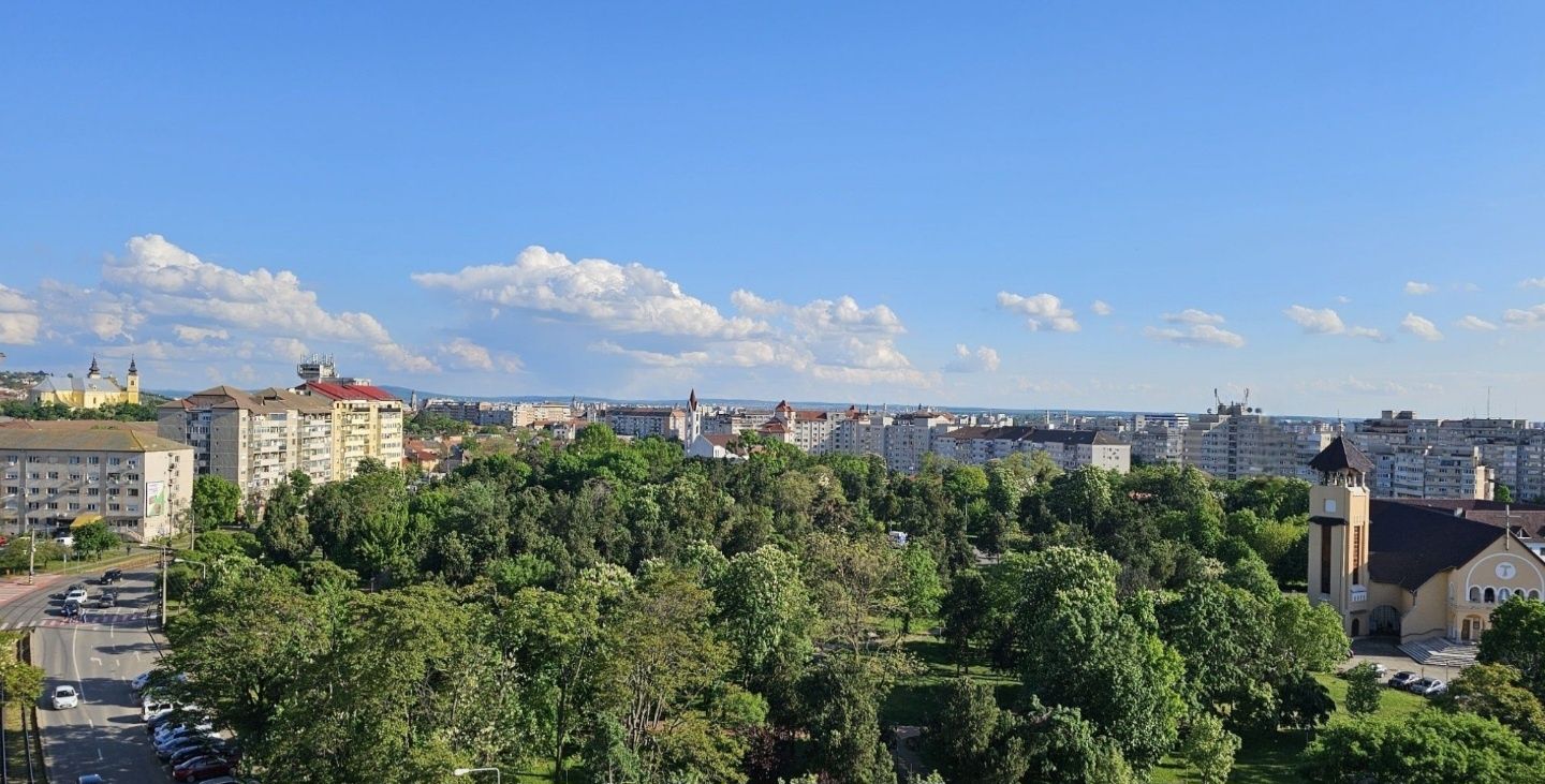 Apartament ,modern ,modificat ,mobilat,cu priveliste superba. Rogerius
