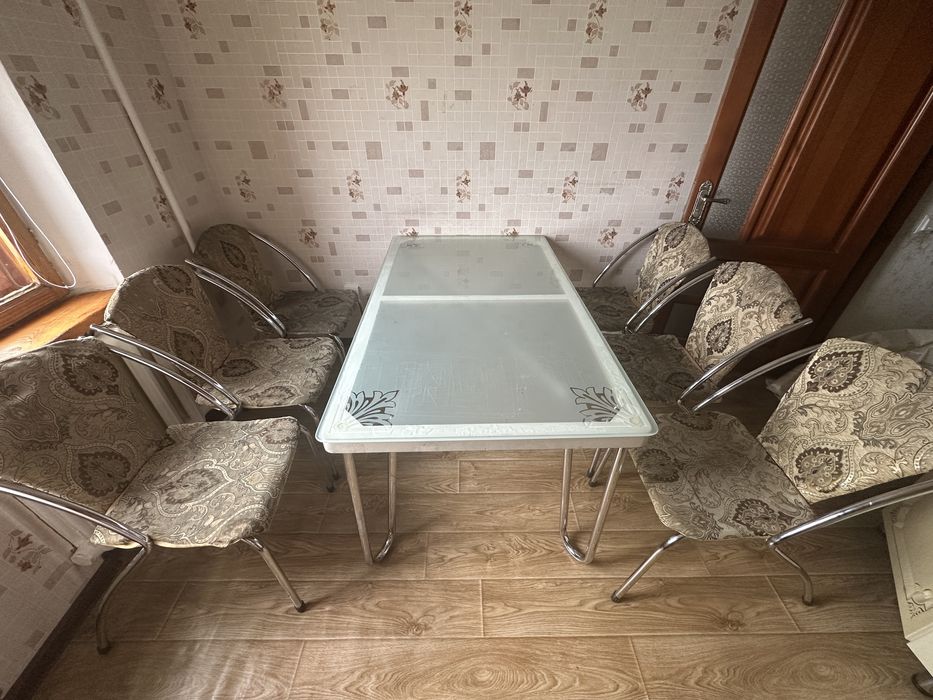 Стол со стульями в количестве 6 штук.